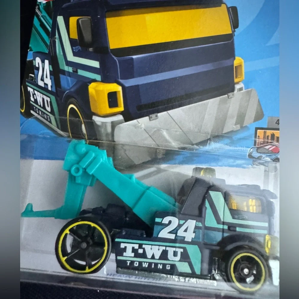 Hot Wheels 24 Towing truck 🛻 - Picture 3 of 5